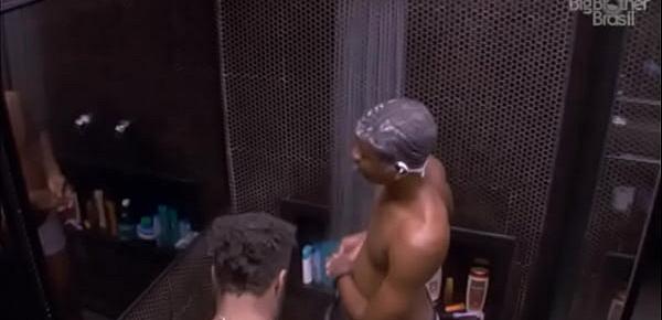  Big Brother Brasil - BBB - Homens Pelados tomando banho juntos